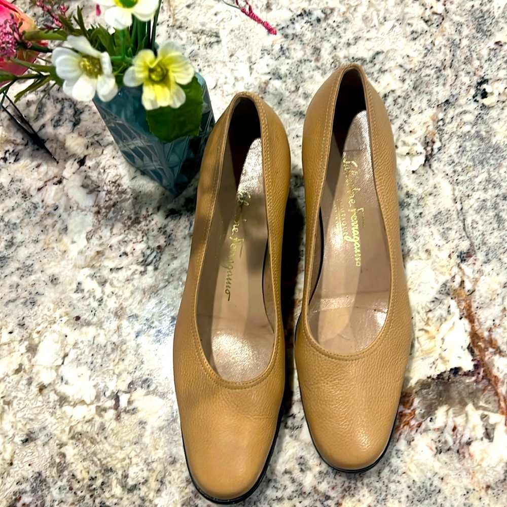 Salvatore Fergagamo women’s shoes size 9  2A